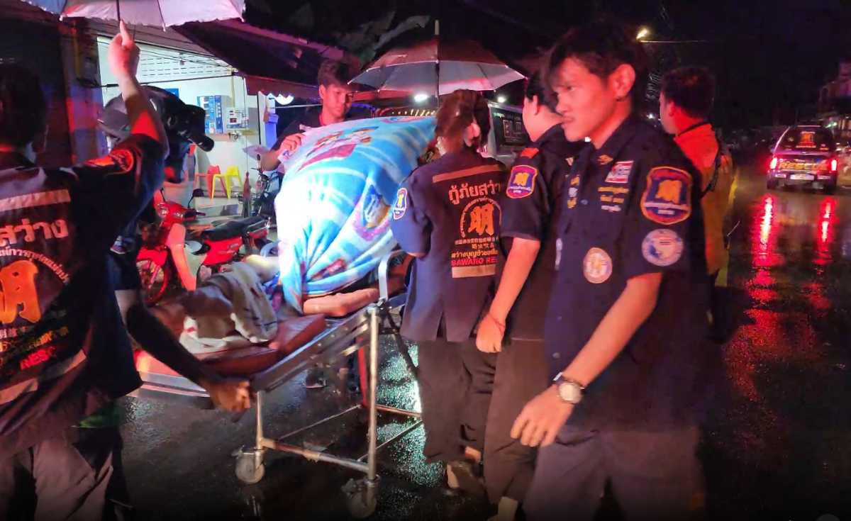 พายุฝนกระหน่ำพัดระเบียงปูนชั้น 2 ถล่ม 4 คูหา พายุฝนกระหน่ำพัดระเบียงปูนชั้น 2 ถล่ม 4 คูหา