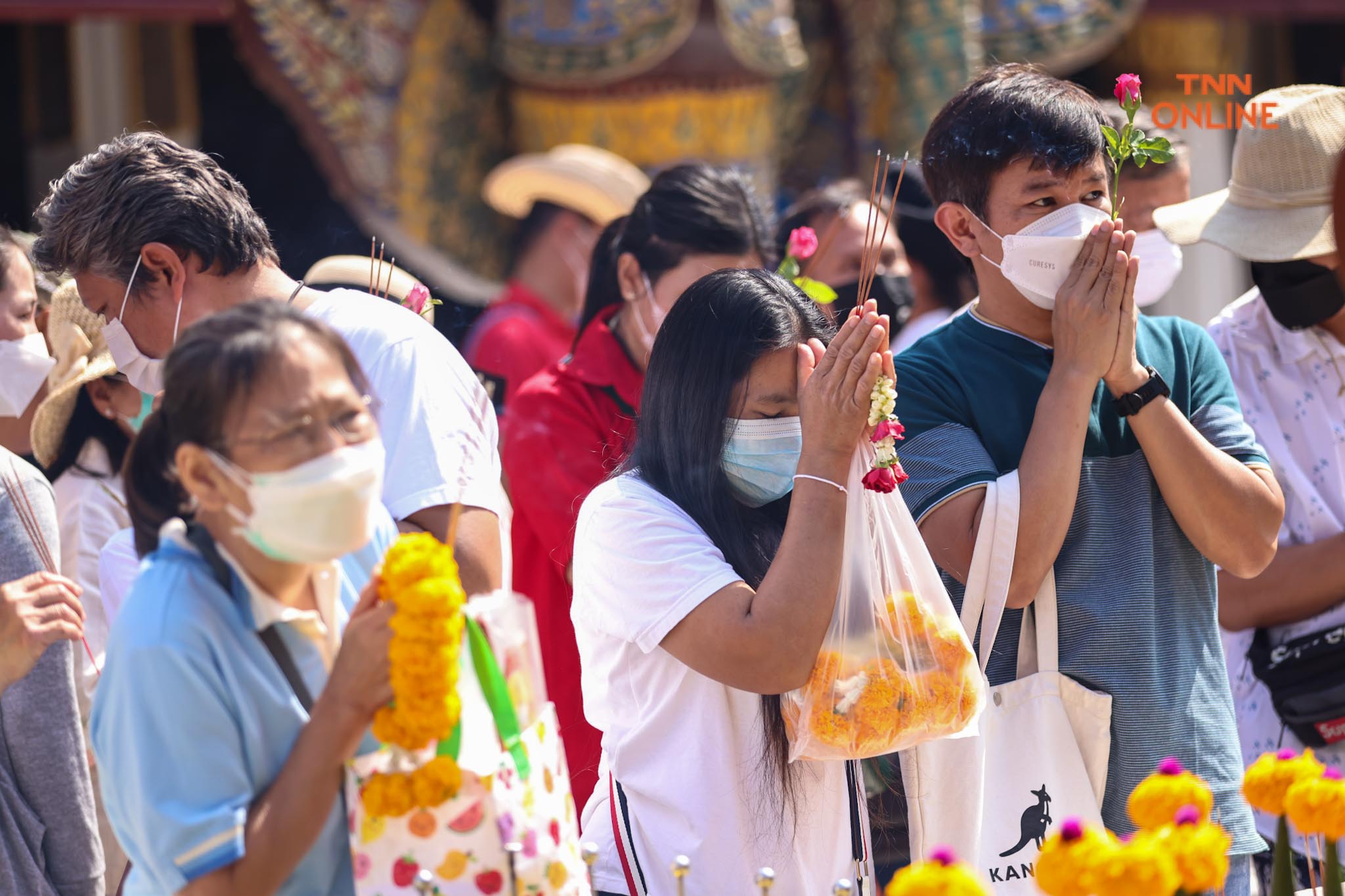  ล้นวัดพระแก้ว นักท่องเที่ยวแห่ขอพรปีใหม่