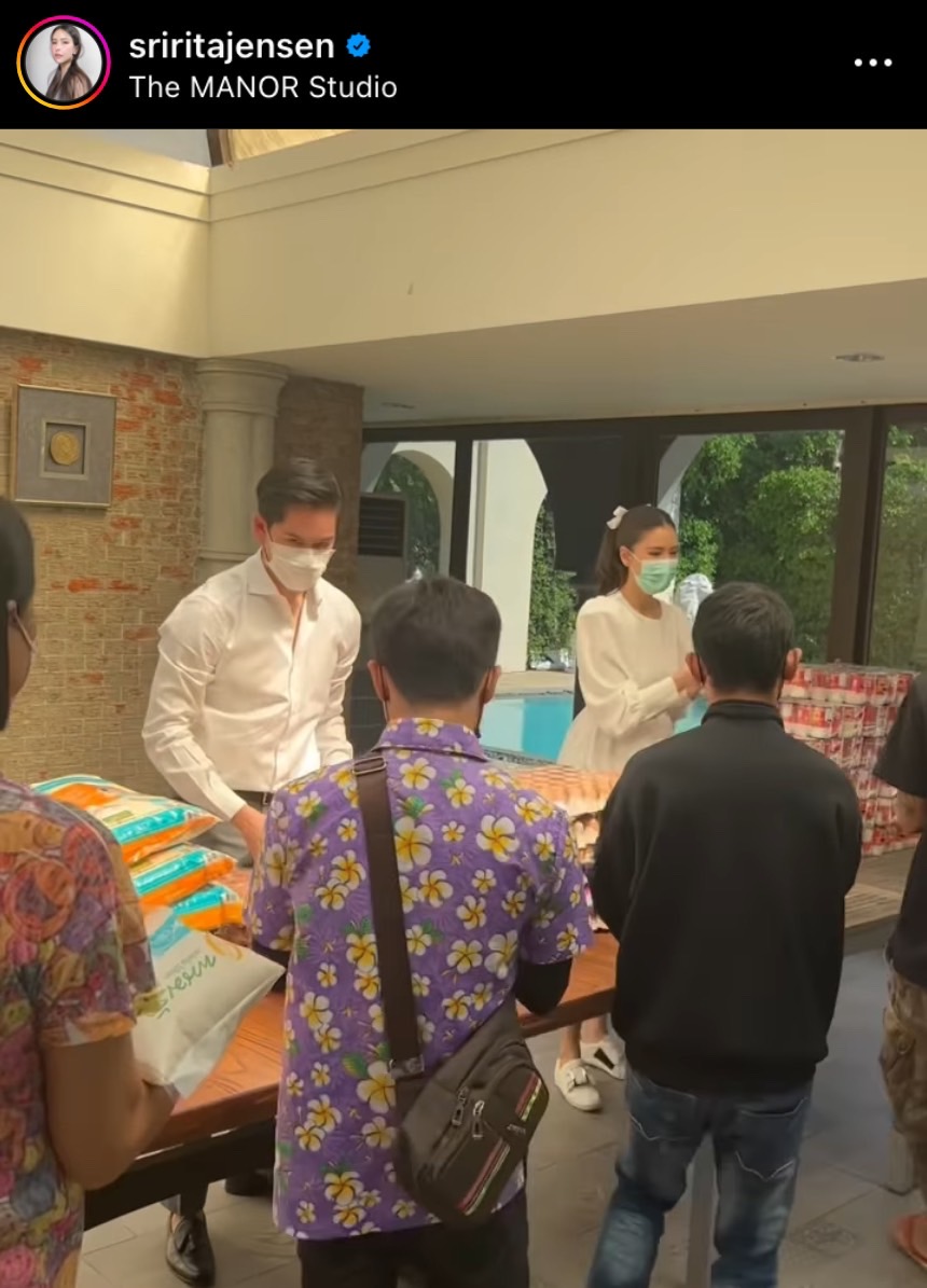 ริต้า ศรีริต้า - กรณ์ ณรงค์เดช ปันความสุข มอบข้าวสารอาหารแห้งให้ประชาชน ริต้า ศรีริต้า - กรณ์ ณรงค์เดช ปันความสุข มอบข้าวสารอาหารแห้งให้ประชาชน