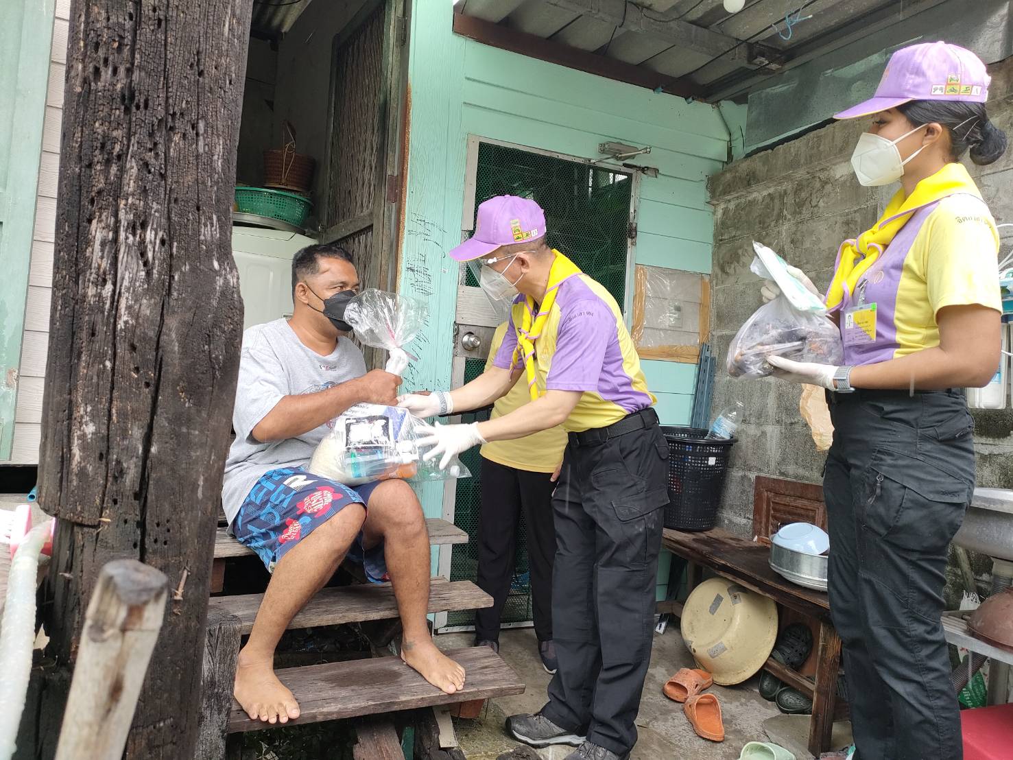 กองทัพไทย ออกช่วยเหลือประชาชนที่เดือดร้อนจากพิษโควิด-19 กองทัพไทย ออกช่วยเหลือประชาชนที่เดือดร้อนจากพิษโควิด-19
