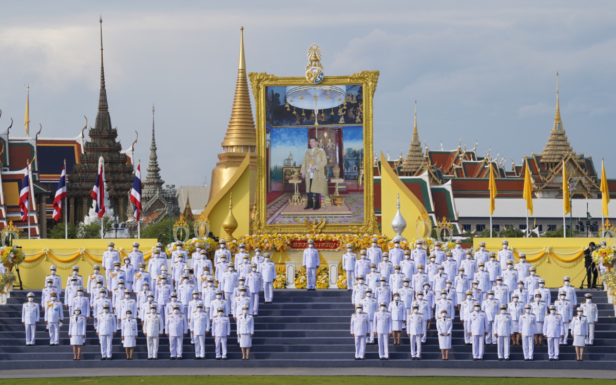 นายกฯ นำข้าราชการตักบาตรพระสงฆ์ วันเฉลิมพระชนมพรรษาพระบาทสมเด็จพระเจ้าอยู่หัว