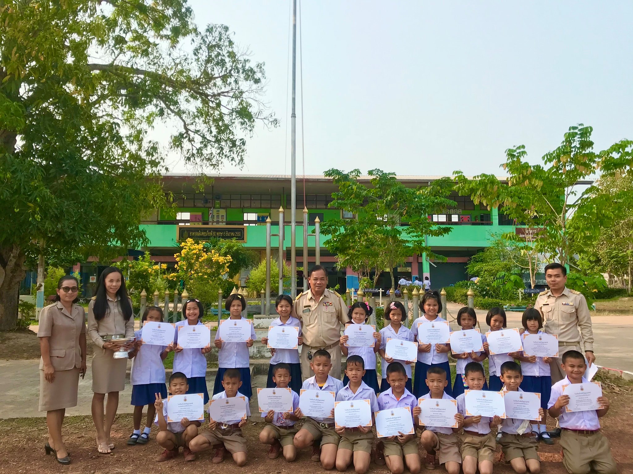 เอ็นดูแรง! โรงเรียนมอบเกียรติบัตรนร.ทำดีในฐานะ ‘ขุดปูนาเก่ง’ เอ็นดูแรง! โรงเรียนมอบเกียรติบัตรนร.ทำดีในฐานะ ‘ขุดปูนาเก่ง’