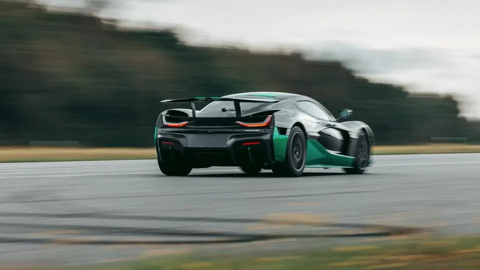 “Rimac Nevera” ทำสถิติ Guinness World Record วิ่งถอยหลังเร็วสุดในโลก “Rimac Nevera” ทำสถิติ Guinness World Record วิ่งถอยหลังเร็วสุดในโลก