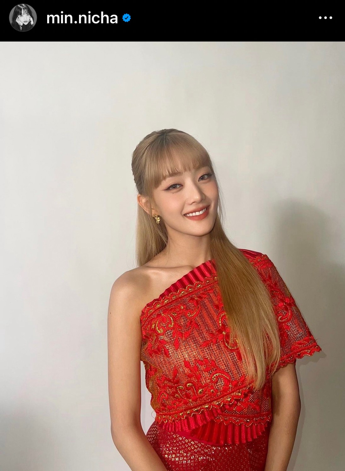 “มินนี่ (G)I-DLE” สวยละมุนในชุดไทยสีแดง ทำแฟนๆ แห่คอมเมนต์กันรัวๆ “มินนี่ (G)I-DLE” สวยละมุนในชุดไทยสีแดง ทำแฟนๆ แห่คอมเมนต์กันรัวๆ