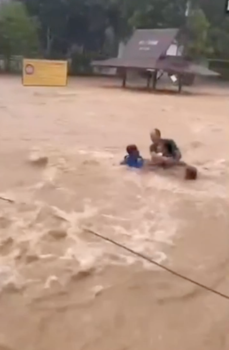 นาทีระทึก! ระยองฝนถล่มหนัก นร. 9 ชีวิตติดในรถกลางสายน้ำเชี่ยวกราก นาทีระทึก! ระยองฝนถล่มหนัก นร. 9 ชีวิตติดในรถกลางสายน้ำเชี่ยวกราก