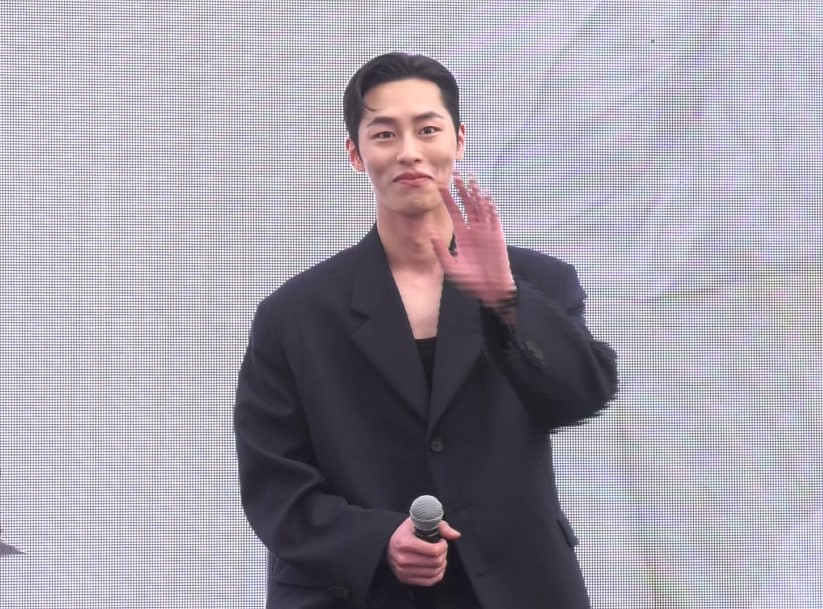“อีแจอุค” แถลงข่าวเตรียมความพร้อมมัดใจแฟนๆชาวไทยในงานแฟนมีตติ้ง “อีแจอุค” แถลงข่าวเตรียมความพร้อมมัดใจแฟนๆชาวไทยในงานแฟนมีตติ้ง