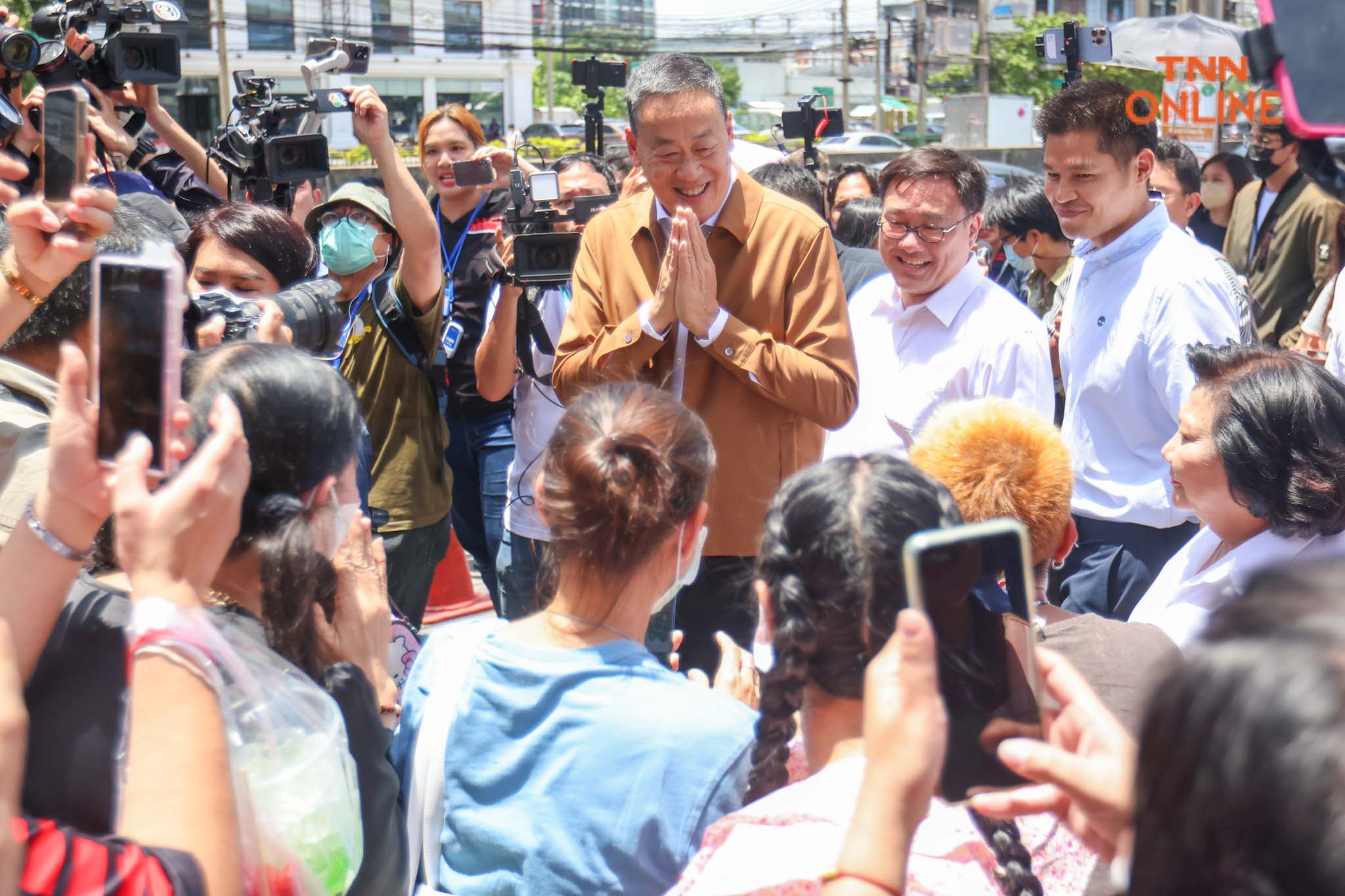 “เศรษฐา” ลงพื้นที่พบ ปชช. พบป่ะผู้ค้าเตรียมแก้ไขปัญหาค่าครองชีพ 