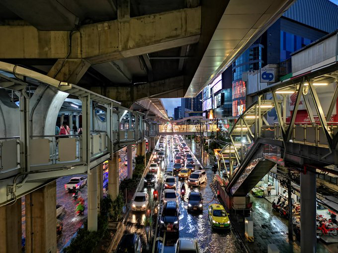 ฝนถล่มกรุง ทำน้ำท่วมขังถนนหลายพื้นที่ จราจรบางจุดติดขัด ฝนถล่มกรุง ทำน้ำท่วมขังถนนหลายพื้นที่ จราจรบางจุดติดขัด
