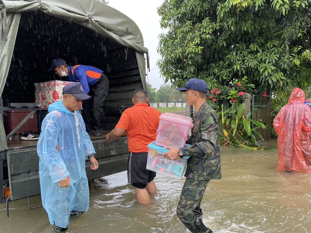 พายุโนรูถล่มอุบลฯ กลาโหม สั่งทุกเหล่าทัพระดมกำลังพลช่วยผู้ประสบภัย