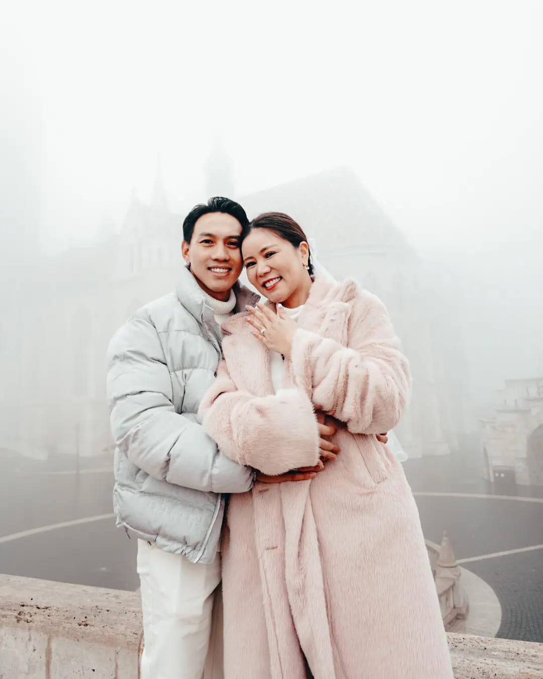  ลีซอ ธีรเทพ สละโสดแล้ว หลังคุกเข่าขอแฟนสาวแต่งงานที่ฮังการี 
