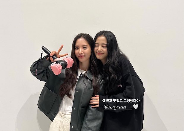 ไหว้ย่อแบบ ‘สายัณห์ สัญญา’!! ‘ลิซ่า BLACKPINK’ รับพวงมาลัยแบงค์วอนจากเพื่อนซี้