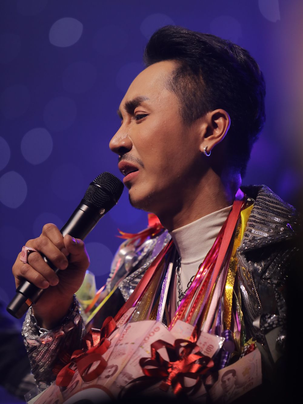   ตรี ชัยณรงค์ อึ้ง!! แฟนคลับมอบของขวัญแบบใหม่แบบปึก!!