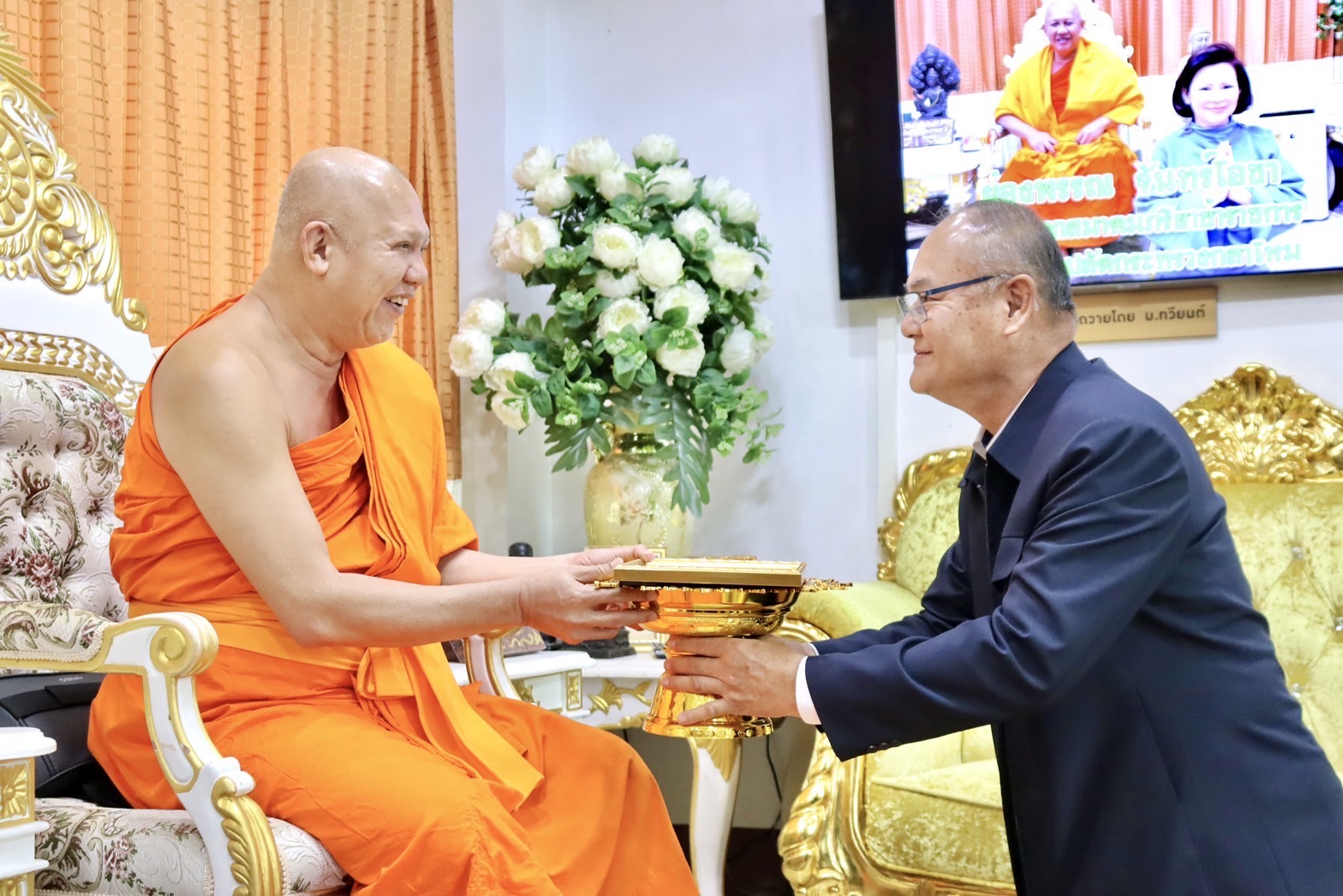 วุฒิสภา ถวายเกียรติบัตรแด่พระอาจารย์พบโชค ติสสว์โส เจ้าอาวาสวัดห้วยปลากั้ง ผู้นำต้นแบบด้านความเมตตา