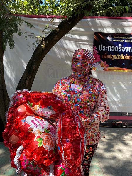 ไวรัลวาเลนไทน์ นร. รุมติดสติกเกอร์หัวใจครู ไม่ต้องบอกว่ารักแค่ไหน! ไวรัลวาเลนไทน์ นร. รุมติดสติกเกอร์หัวใจครู ไม่ต้องบอกว่ารักแค่ไหน!