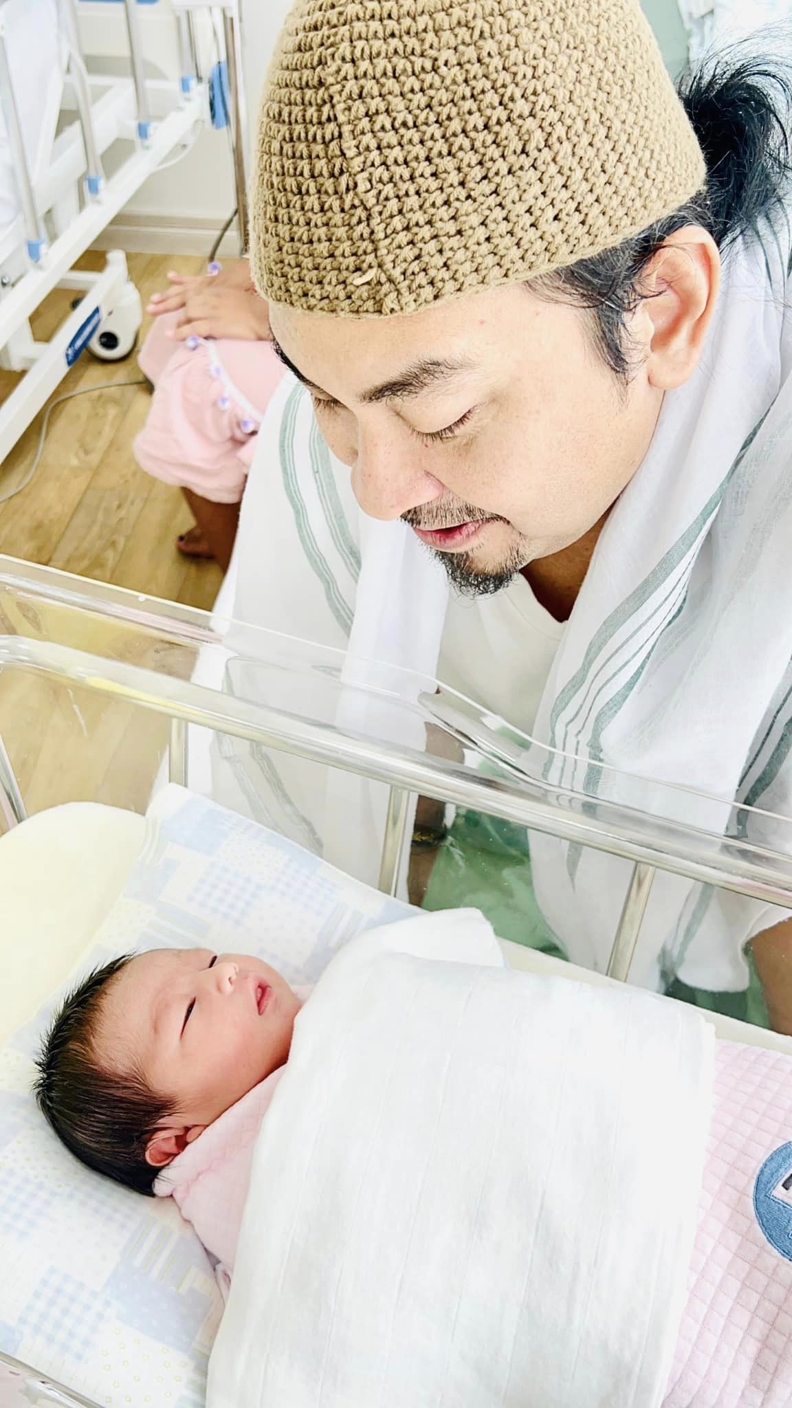 เป้ ไฮร็อค ประกาศข่าวดี ภรรยา กุ๊ก ฉายสุดา คลอดลูกสาวแล้ว