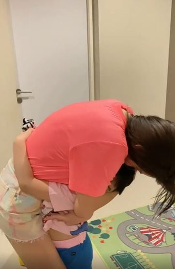 ได้กอดลูกแล้ว!! นุ้ย สุจิรา กลับบ้าน หลังผลตรวจไม่พบเชื้อ