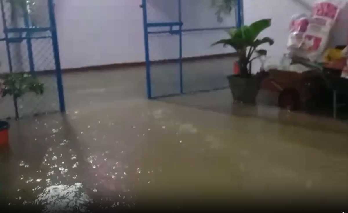 ฝนถล่มน้ำขังโรงเรียน บ้านเรือนชาวกระบี่ ฝนถล่มน้ำขังโรงเรียน บ้านเรือนชาวกระบี่