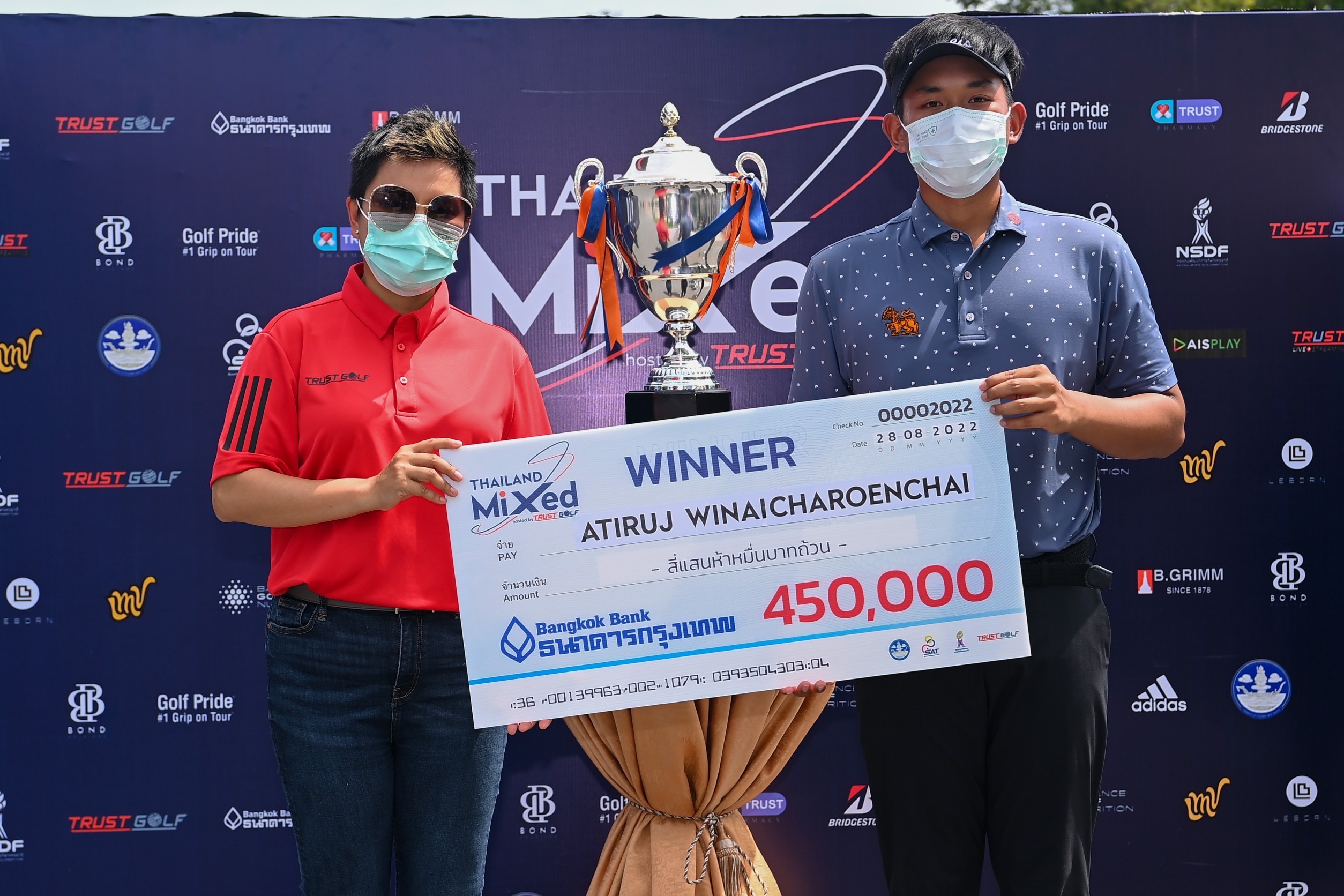 'โปรดราก้อน อติรุจ' พลิกชะตาคว้าแชมป์กอล์ฟอาชีพผสมไทยมิกซ์สนาม4