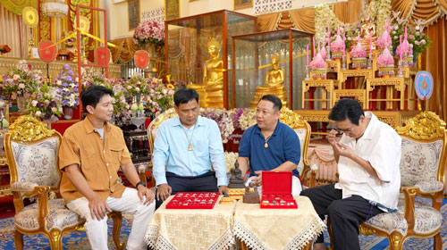 “หนุ่มแท่ง อารามทัวร์” พากราบ “หลวงพ่อโต” พระพุทธรูปคู่เมืองชาวบางพลี “หนุ่มแท่ง อารามทัวร์” พากราบ “หลวงพ่อโต” พระพุทธรูปคู่เมืองชาวบางพลี