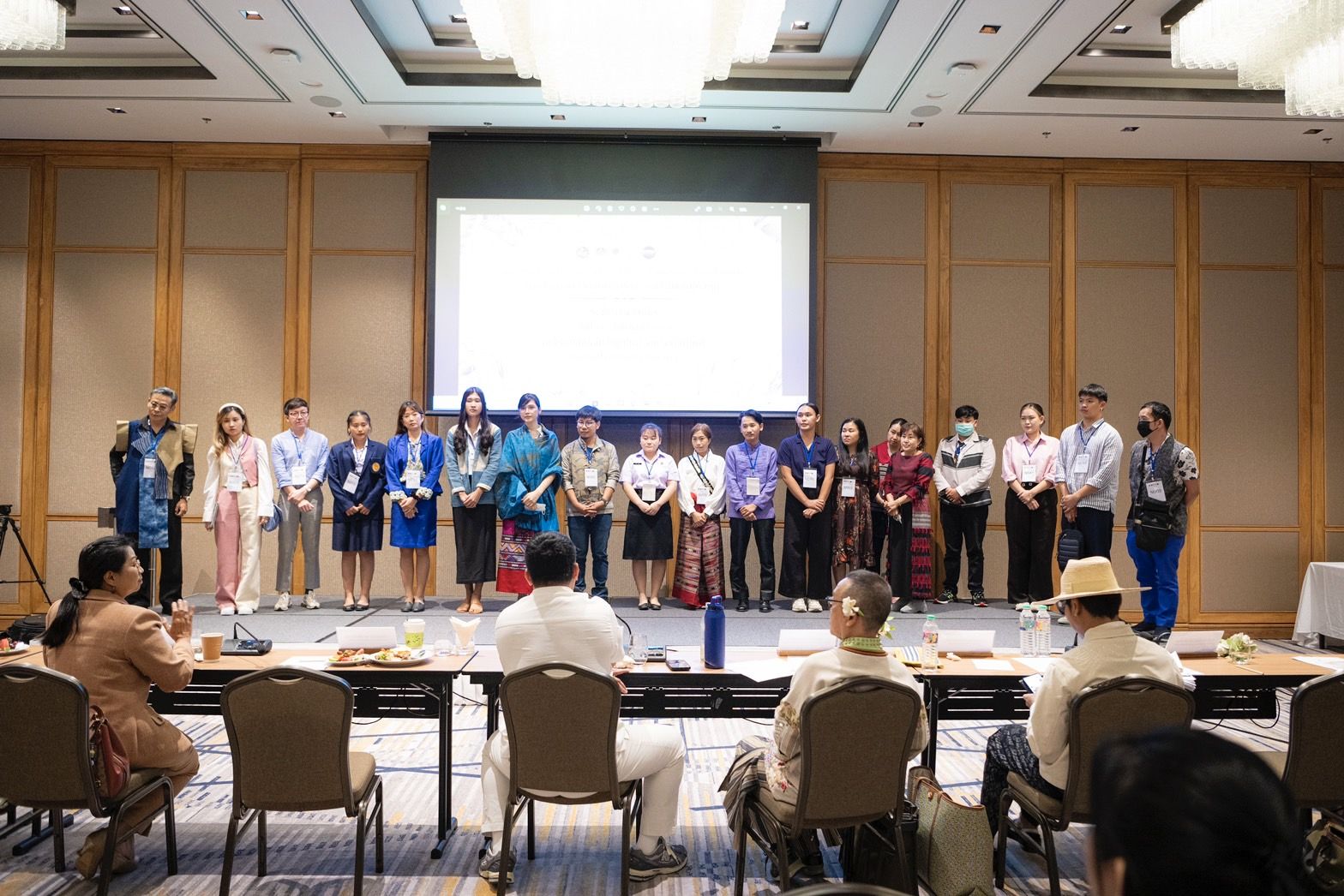 เปิด 10 ผลงานเด่นการออกแบบตัดเย็บ “ชุดผ้าไทยใส่ให้สนุก” 