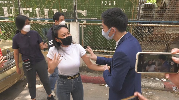 “แม็กซ์” หลั่งน้ำตาคุกเข่าขอโทษ ฟาก “เอ็มมี่” เดือด ถ้าไม่ฟ้องจะขอโทษไหม  (มีคลิป)