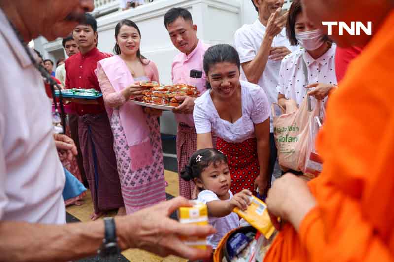 ชาวพุทธแน่นภูเขาทอง ร่วมตักบาตรเทโวเนื่องในวันออกพรรษา ชาวพุทธแน่นภูเขาทอง ร่วมตักบาตรเทโวเนื่องในวันออกพรรษา
