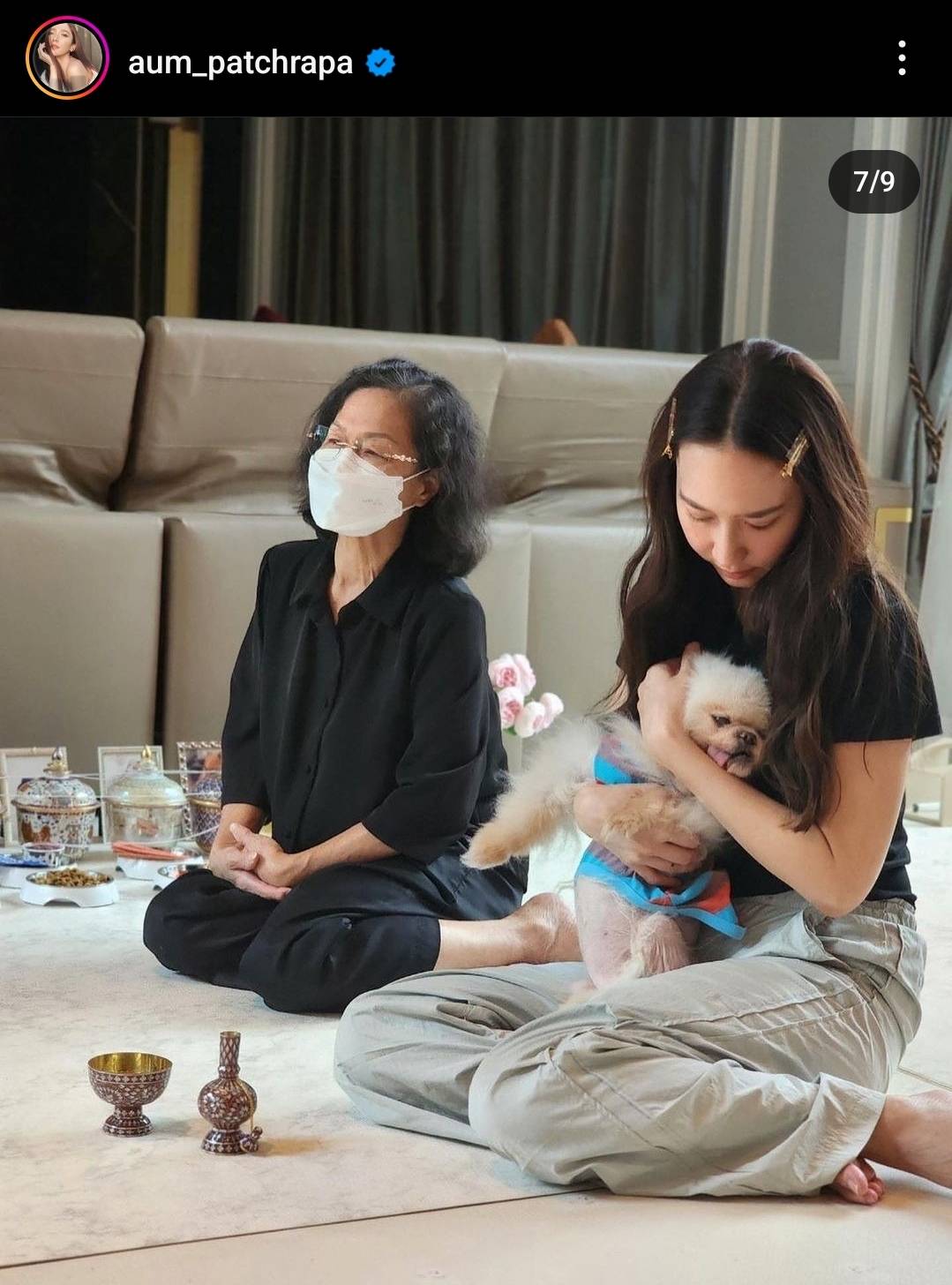 จากกัน 1 ปี แล้ว “อั้ม พัชราภา” โพสต์ภาพทำบุญให้น้องๆ สุนัขที่จากไป 