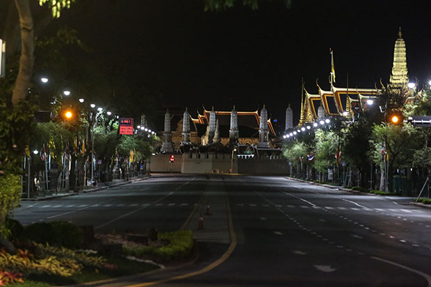 เปิดภาพ ‘กทม.เคอร์ฟิววันแรก’ ใจกลางเมืองร้างแทบจะไร้ผู้คน เปิดภาพ ‘กทม.เคอร์ฟิววันแรก’ ใจกลางเมืองร้างแทบจะไร้ผู้คน