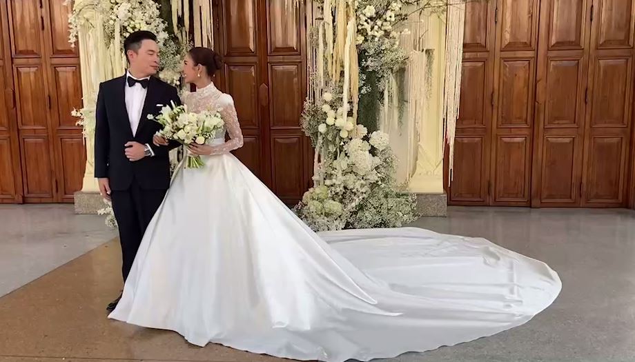 “ปาย สิตางศุ์” ควงแขนแฟนหนุ่ม “นิก ธนิก” ลั่นระฆังวิวาห์