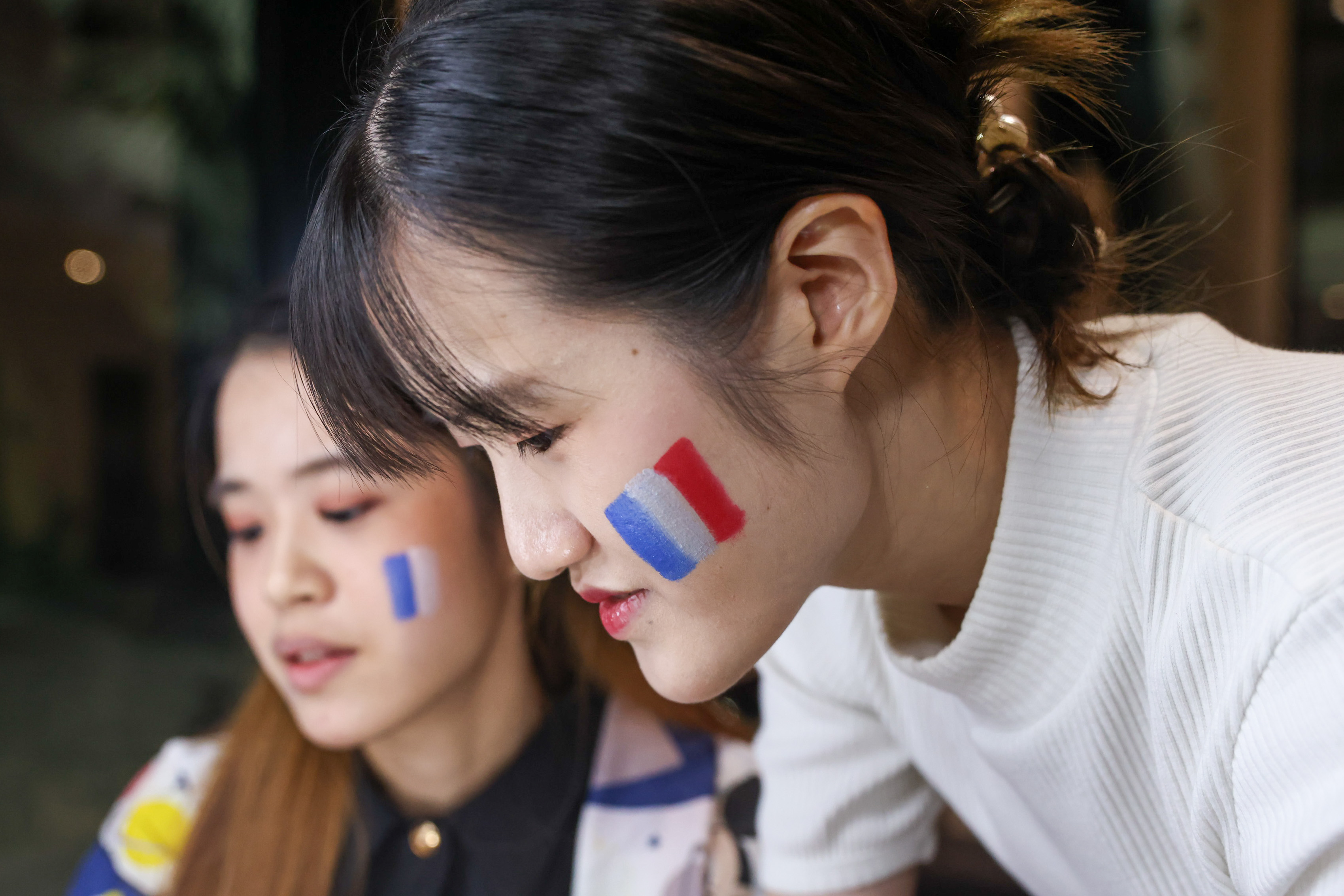 ประมวลภาพ การรวมตัวของแฟนบอลกว่า 500 คน รอชมฟุตบอลโลกรอบชิงชนะเลิศ 