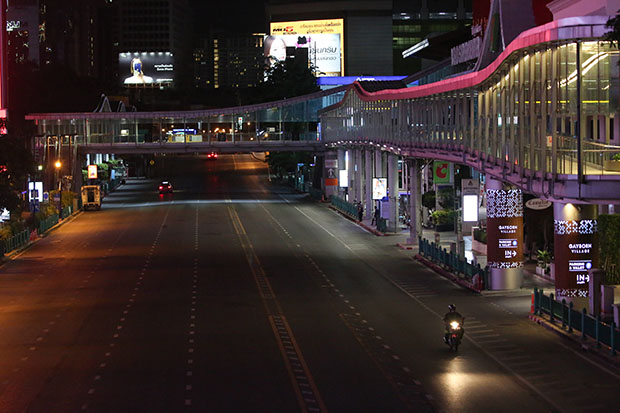 เปิดภาพ ‘กทม.เคอร์ฟิววันแรก’ ใจกลางเมืองร้างแทบจะไร้ผู้คน เปิดภาพ ‘กทม.เคอร์ฟิววันแรก’ ใจกลางเมืองร้างแทบจะไร้ผู้คน