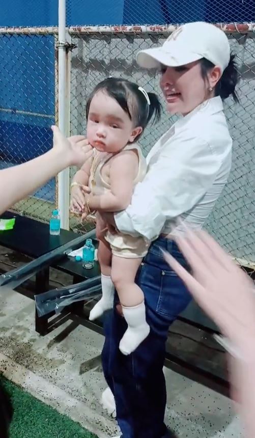 แห่ชื่นชม เจนนี่ รัชนก แก้ไขสถานการณ์ได้ดี หลังแฟนคลับจับแก้ม ยูจิน แต่พี่เลี้ยงปัดมือออก!!