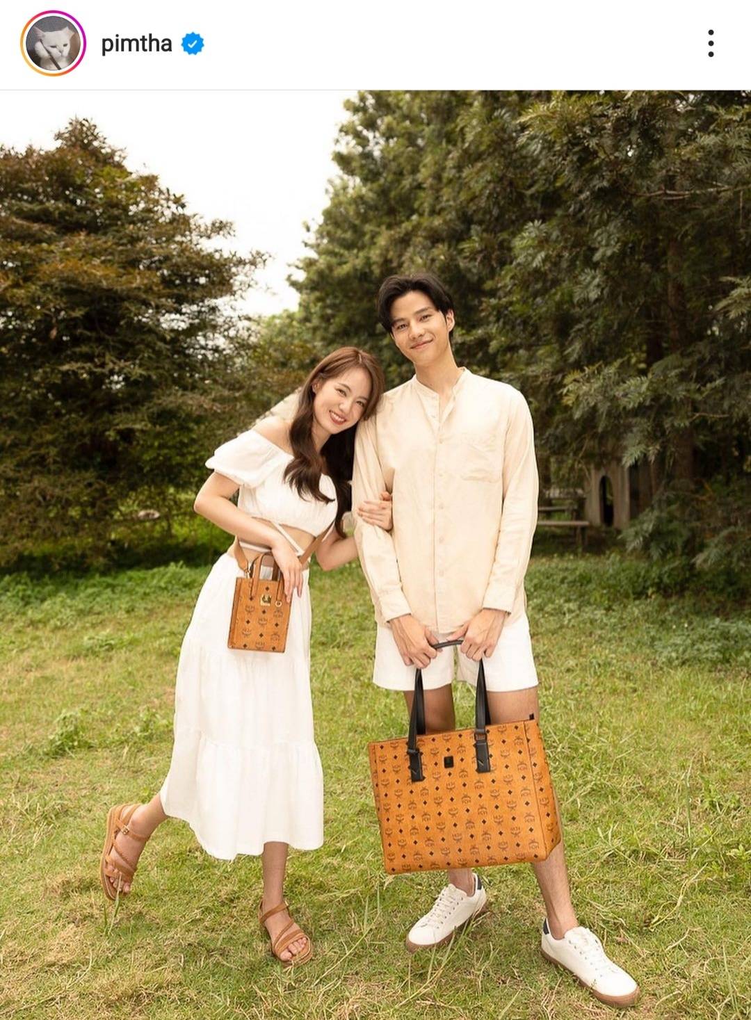 แบงค์ - พิมฐา ควงคู่ออกงานในสถานะคนรู้ใจ ชมฝ่ายชายดูแลดี โต้เป็นหนุ่มคลั่งรัก