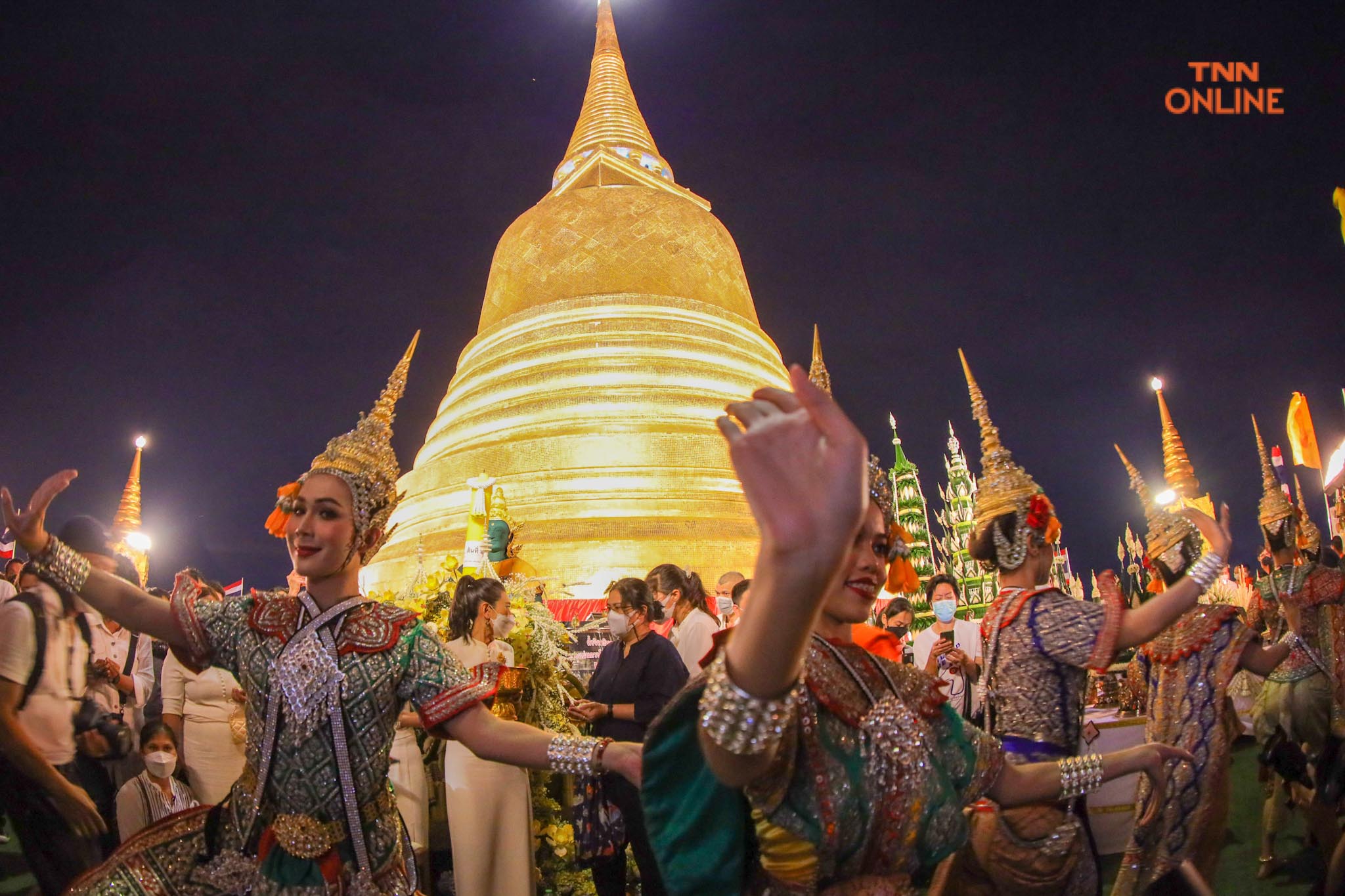 ประชาชนร่วมพิธี “ห่มผ้าแดงภูเขาทอง” ประจำปี 2564 เสริมสิริมงคล