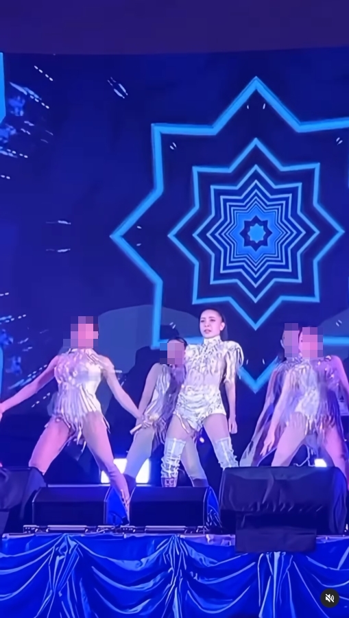 สุดช็อค! เป็กกี้  ศรีธัญญา เสื้อหลุดกลางเวที วอนใครมีภาพขอให้ลบทิ้ง 