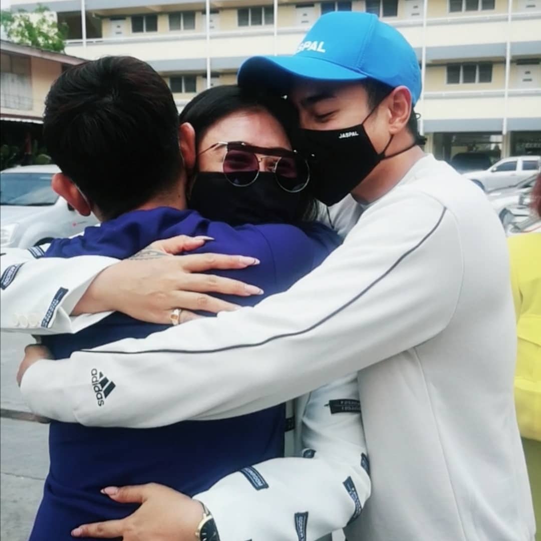 มิตร มิตรชัย ออกจากเรือนจำแล้ว ก้มกราบเท้าพ่อ-แม่ มิตร มิตรชัย ออกจากเรือนจำแล้ว ก้มกราบเท้าพ่อ-แม่