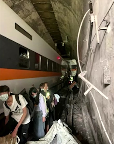 รถไฟตกรางที่ไต้หวัน ตายแล้ว 36 บาดเจ็บอีกเกือบร้อย