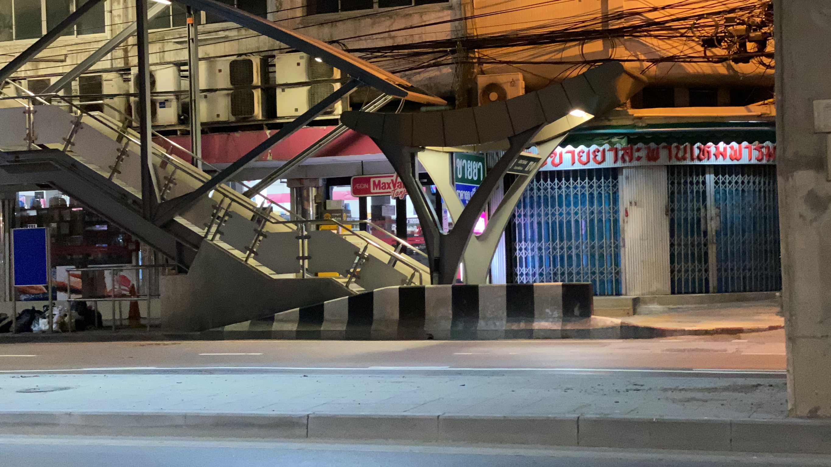 ประมวลภาพ ค่ำคืนอันเงียบเหงา ในห้วงเวลา เคอร์ฟิว (ภาพชุด) 