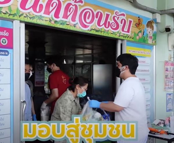 แจ๊ค แฟนฉัน ทำบุญบริจาคสิ่งของ และ โทรศัพท์ 100 เครื่องให้ รพ.บุษราคัม