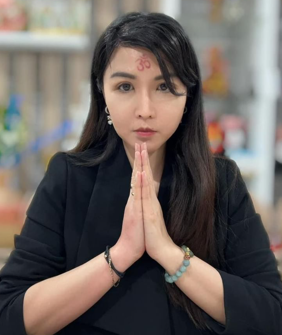 “เพชรพันปี” คือใคร ทำความรู้จักเจ้าของร้านเพชรสายมูดีกรีไม่ธรรมดา “เพชรพันปี” คือใคร ทำความรู้จักเจ้าของร้านเพชรสายมูดีกรีไม่ธรรมดา