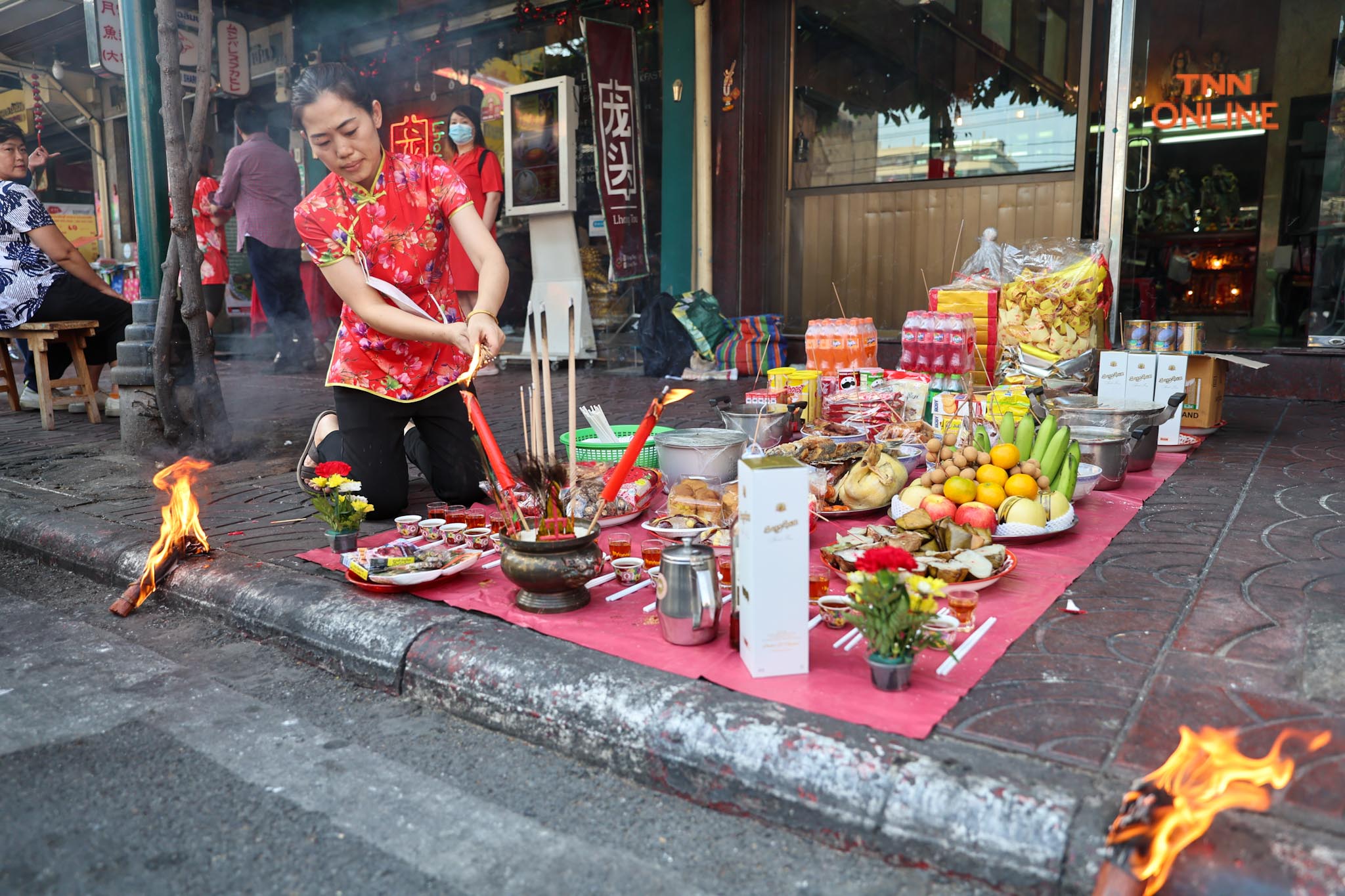 ไหว้เจ้ารับตรุษจีน รำลึกถึงบรรพบุรุษพร้อมบูชาเทพเจ้า ไหว้เจ้ารับตรุษจีน รำลึกถึงบรรพบุรุษพร้อมบูชาเทพเจ้า