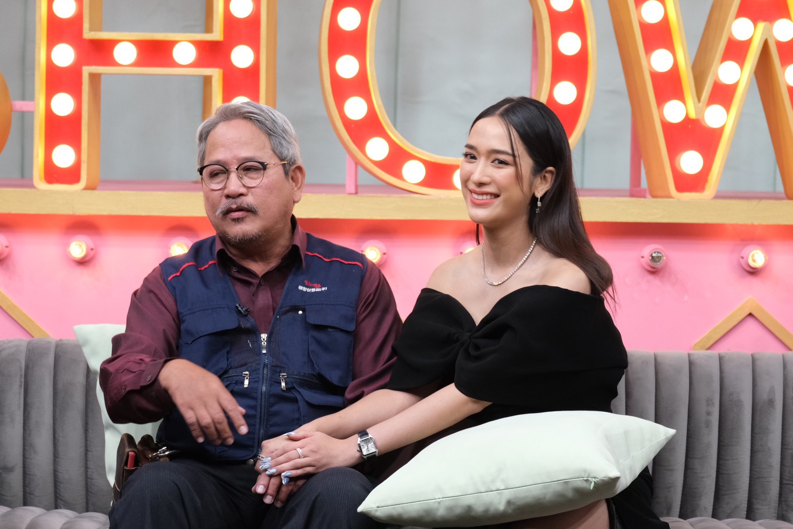ยังโสด! แม็กกี้ ดีเกินจนไม่มีใครกล้าจีบ พ่อตุ๋ย เอ่ย เลิกหวงแล้ว ยังโสด! แม็กกี้ ดีเกินจนไม่มีใครกล้าจีบ พ่อตุ๋ย เอ่ย เลิกหวงแล้ว