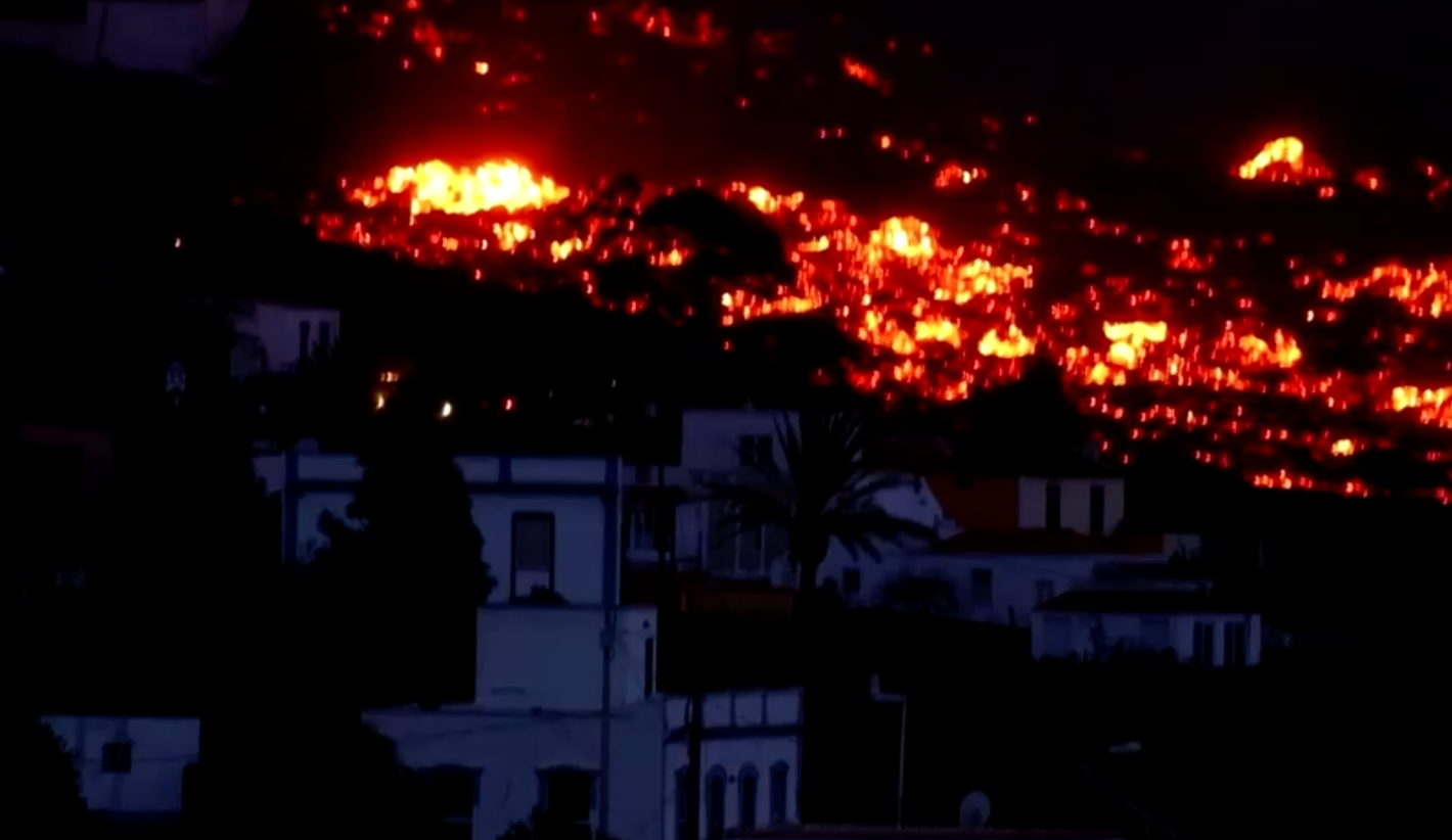 เปิดภาพ-คลิปสุดสะพรึง! ภูเขาไฟพ่นลาวาเผาทำลายบ้านเรือนในสเปน 