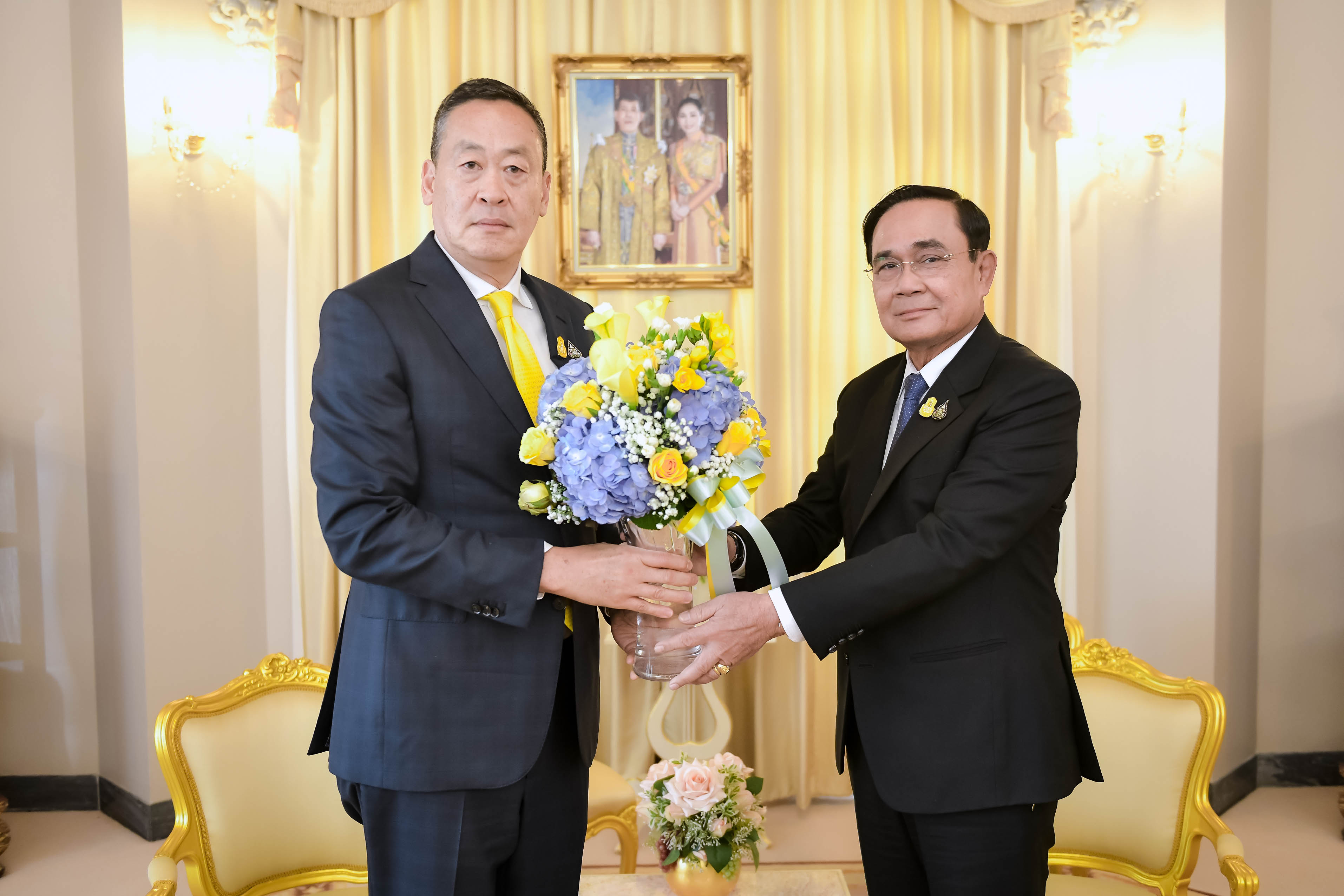 ประมวลภาพ เศรษฐา ทวีสิน นายกรัฐมนตรีคนที่ 30 เข้าพบ พลเอกประยุทธ์ จันทร์โอชา ประมวลภาพ เศรษฐา ทวีสิน นายกรัฐมนตรีคนที่ 30 เข้าพบ พลเอกประยุทธ์ จันทร์โอชา