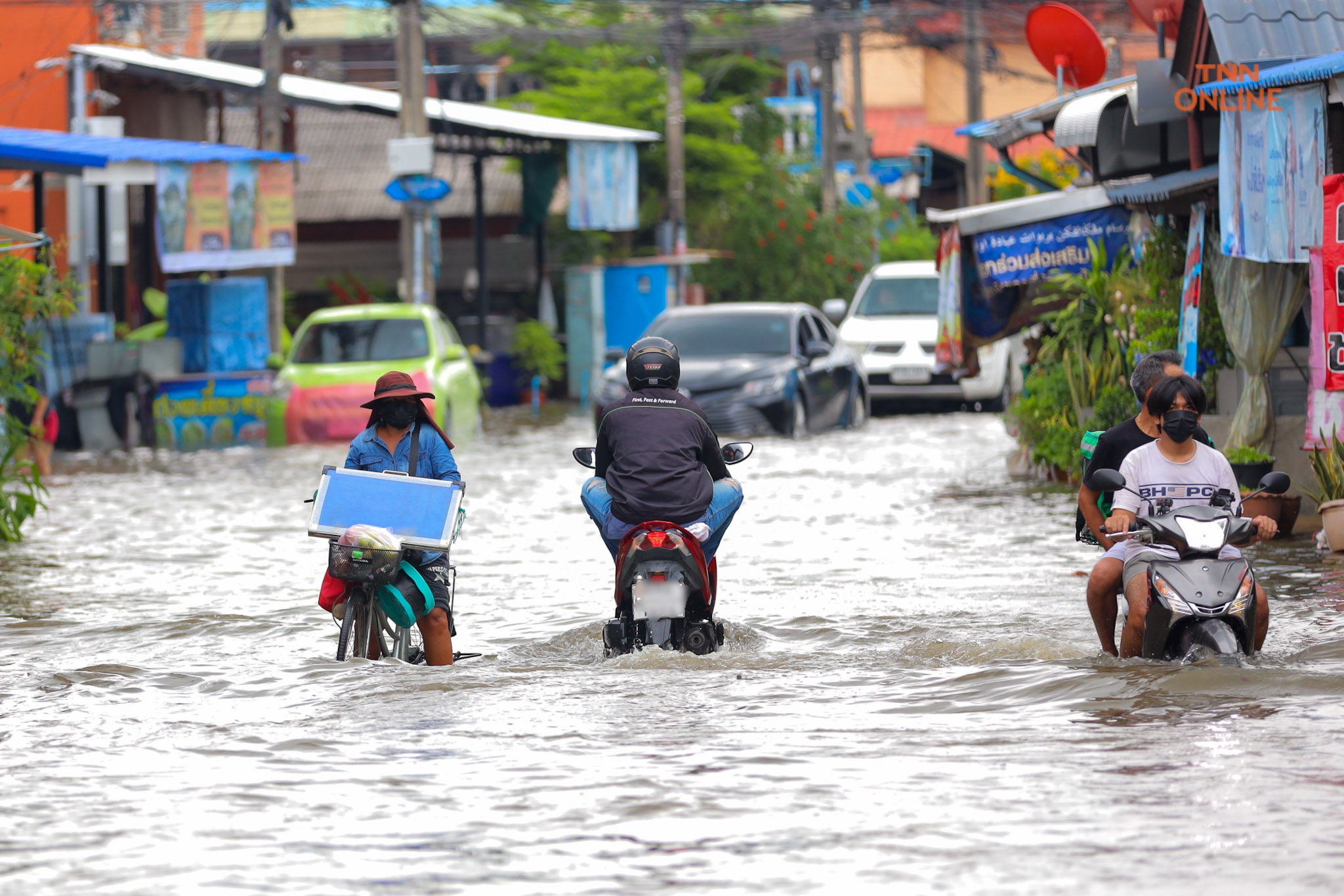 ลาดกระบังยังอ่วม น้ำท่วมขังติดต่อกันวันที่ 5 ลาดกระบังยังอ่วม น้ำท่วมขังติดต่อกันวันที่ 5