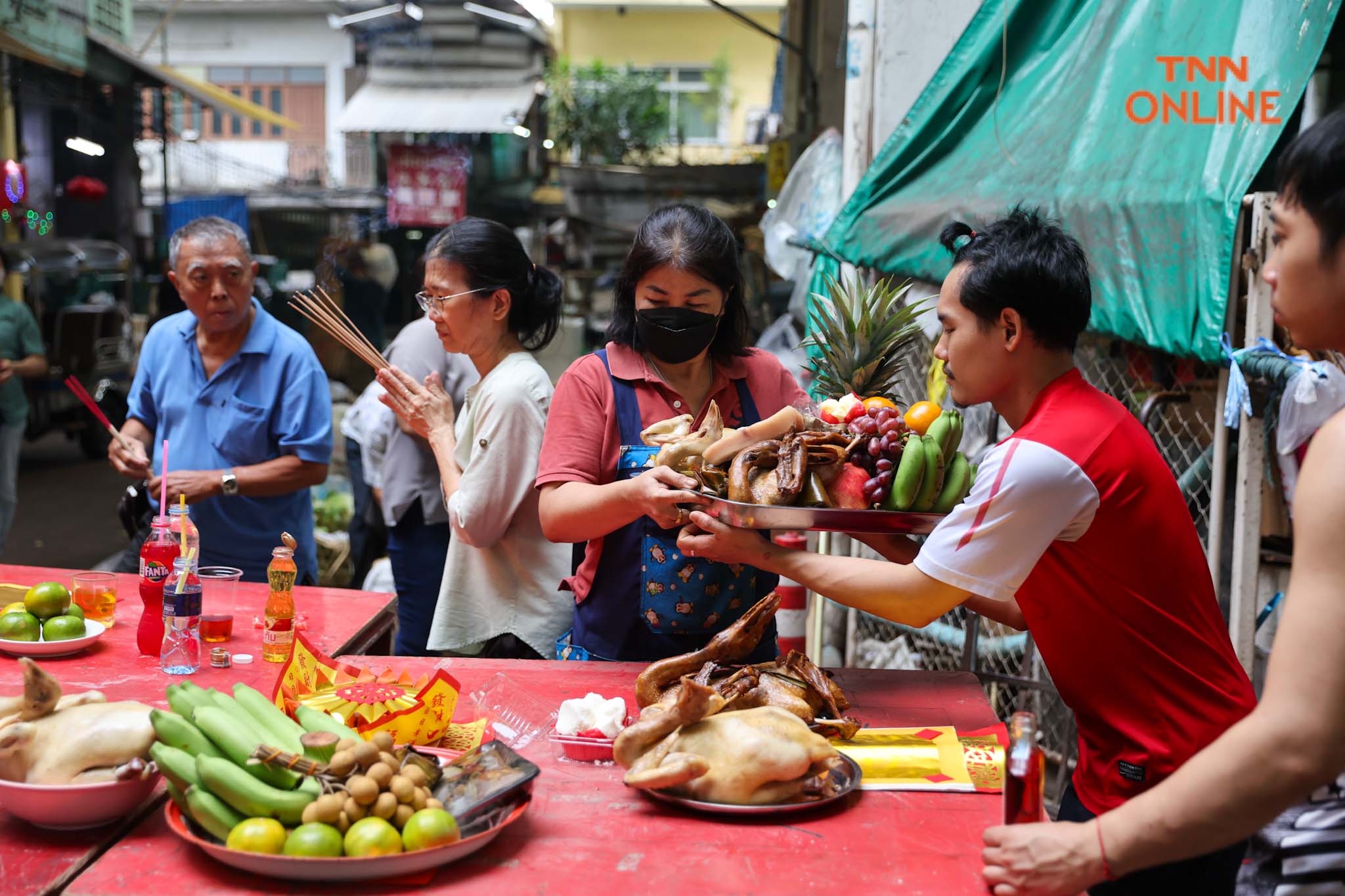 เริ่มไหว้แต่เช้า “วันสารทจีน” ชาวไทยเชื้อสายจีนไหว้สิ่งศักดิ์สิทธิ์ประจำตลาด