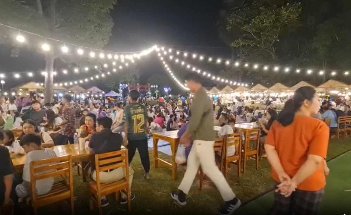 สุโขทัยคึกคัก เที่ยวงานลอยกระทง เผาเทียน เล่นไฟ สุโขทัยคึกคัก เที่ยวงานลอยกระทง เผาเทียน เล่นไฟ