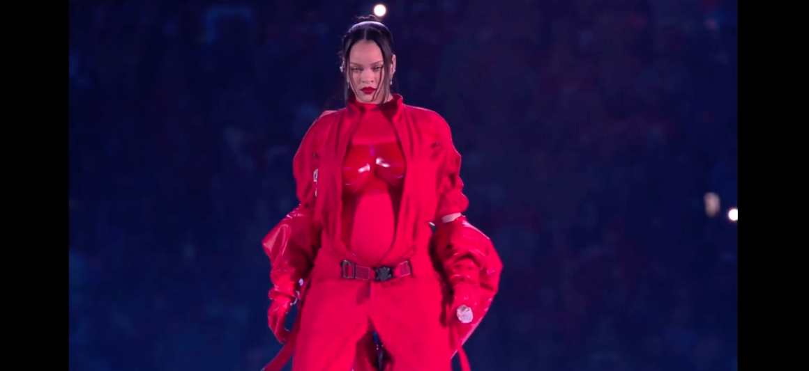 'ริฮานน่า' คัมแบ็ก!! คืนเวทีรอบ7ปี โชว์พักครึ่ง Super Bowl ลุคสีแดงเพลิง