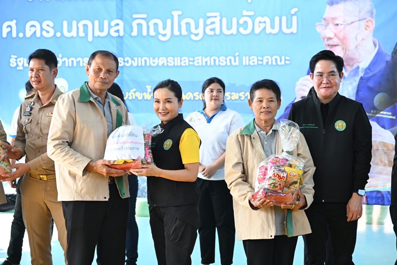 นฤมล ลุยน้ำท่วมนครศรีฯ มอบถุงยังชีพ-เร่งเยียวยาเกษตรกร นฤมล ลุยน้ำท่วมนครศรีฯ มอบถุงยังชีพ-เร่งเยียวยาเกษตรกร