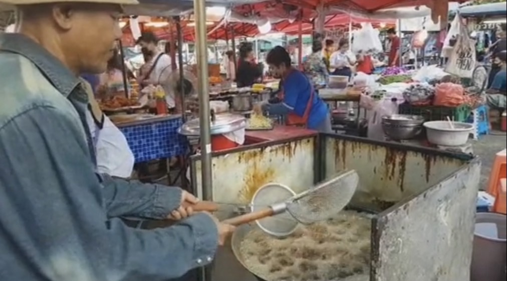 แห่ให้กำลังใจ ไมเคิ่น ตั๋ง ก็อปปี้โชว์ชื่อดัง ขายของในตลาดนัด